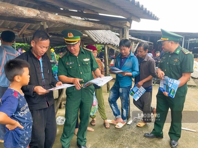 Tuyen Quang Provincial Border Guard implements legal knowledge propaganda for border residents at the fair. Photo: Viet Bac.