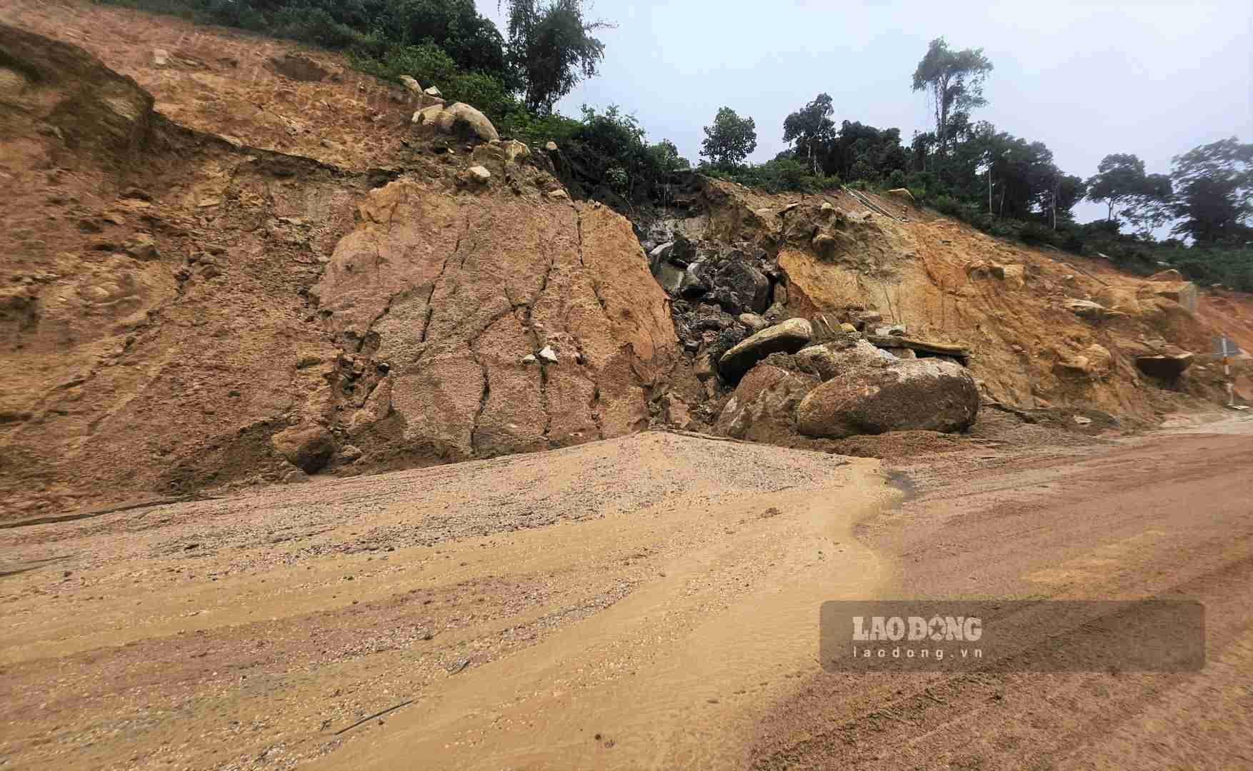 Mưa lớn khiến điểm sạt lở có nguy cơ lan rộng. Ảnh: Hải Đường