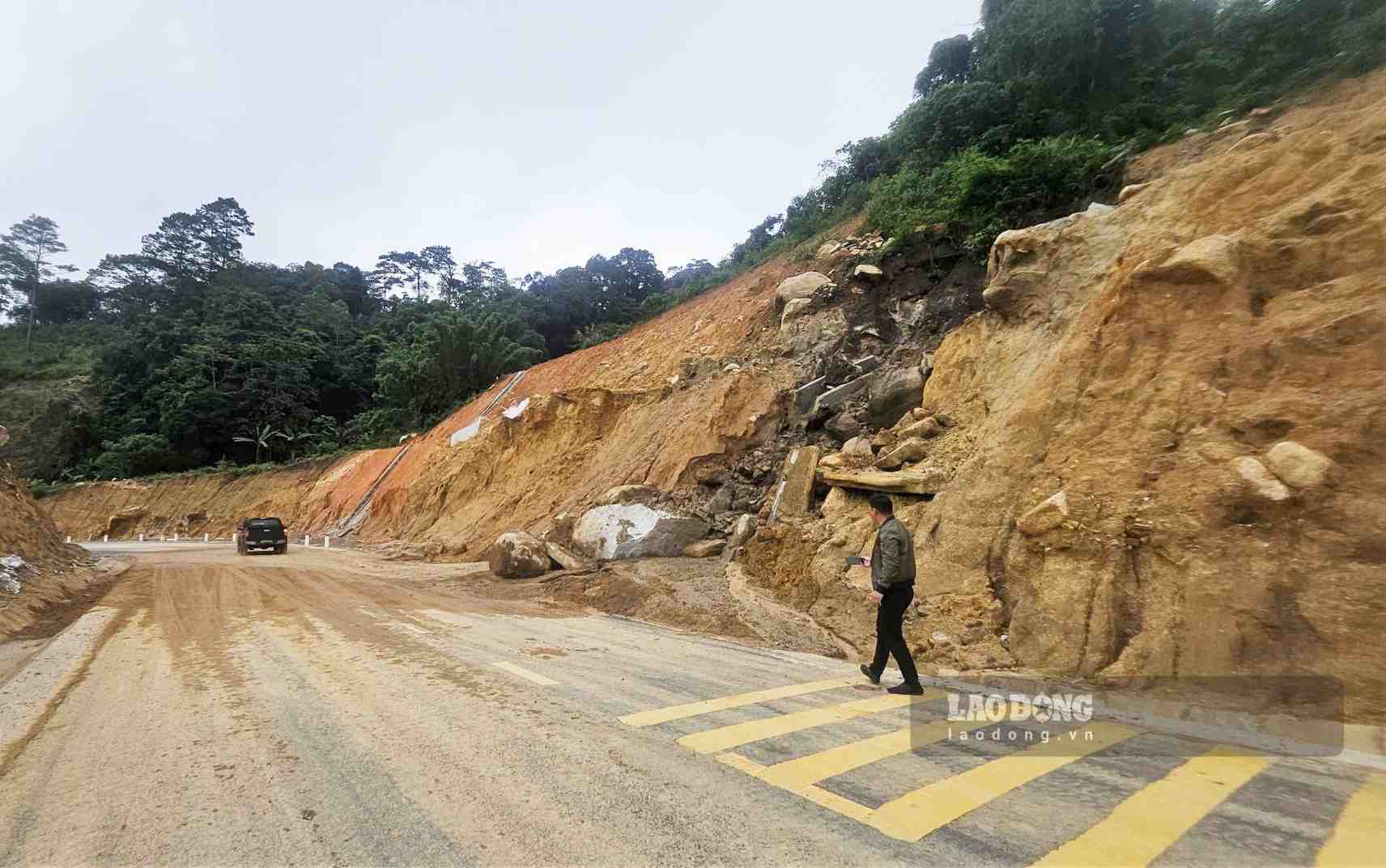 Landslides on DT 722 route are potentially dangerous for traffic participants. Photo: Hai Duong