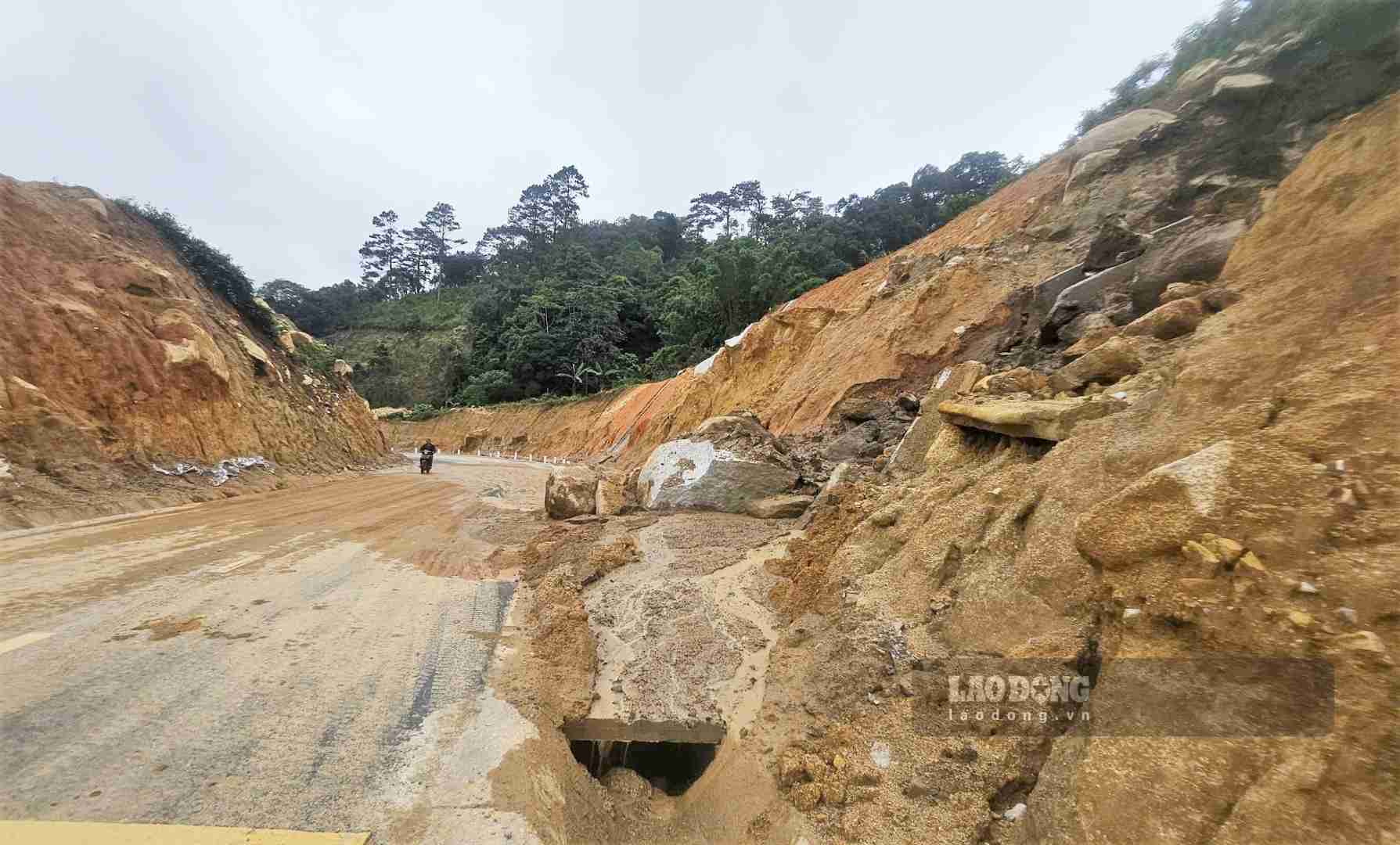 Sạt lở khiến đất đá vùi lấp hơn một chiều lưu thông của tuyến đường. Ảnh: Hải Đường