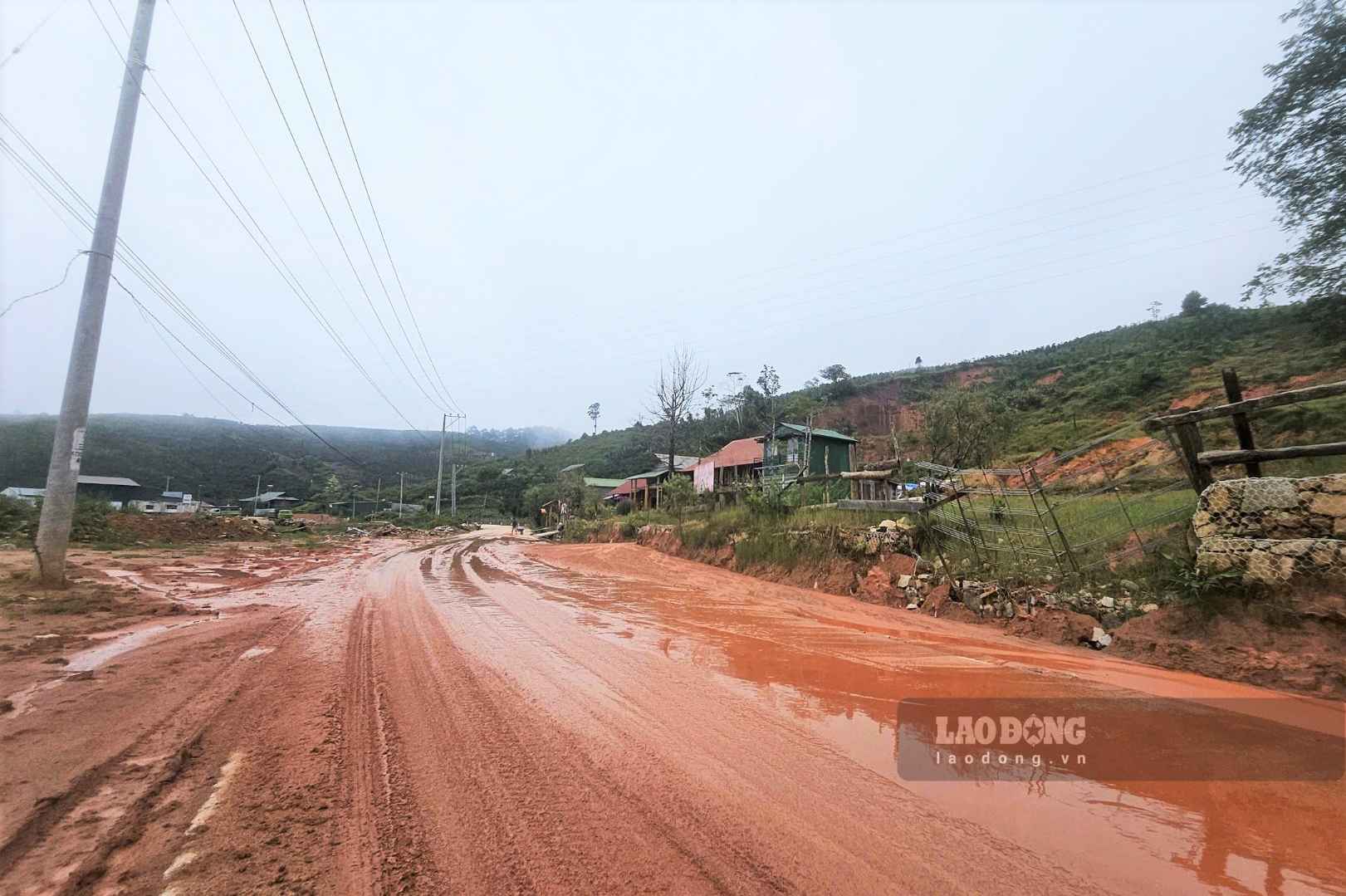 Sạt lở khiến bùn đất chảy tràn kéo dài hàng trăm mét. Ảnh: Hải Đường