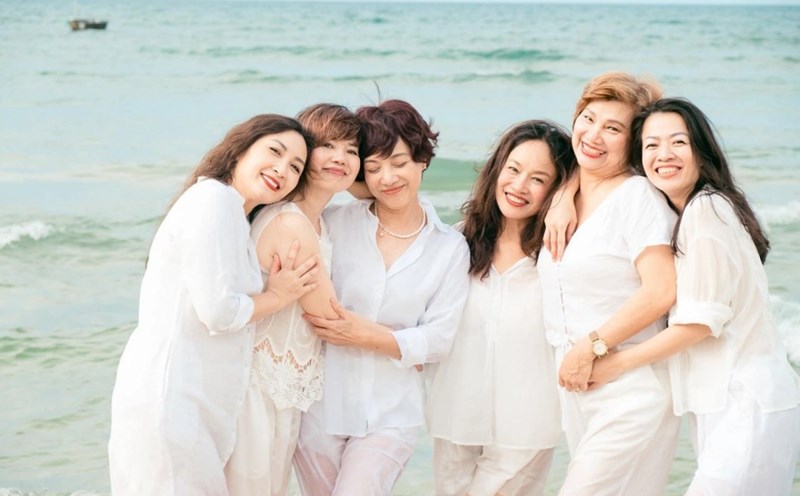 NSND Ngọc Huyền (thứ 2 từ trái sang), NSND Lê Khanh (thứ 3 từ trái sang) và nhóm bạn thân. Ảnh: NVCC