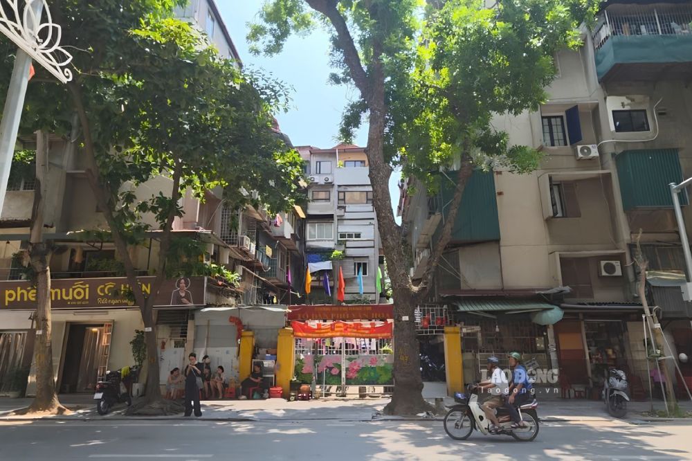 Built in the 1980s, the 23 Hang Tre apartment complex consists of two 5-story buildings with 4 units. Photo: Nhu Ha