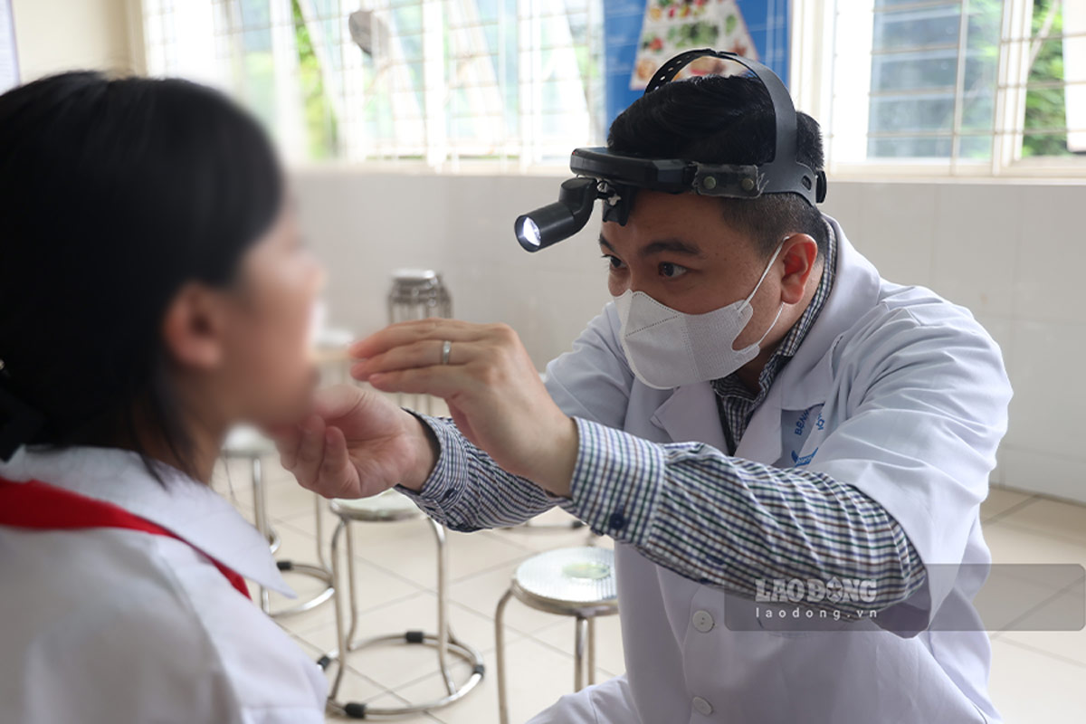Học sinh trường THCS Chu Văn An được khám sức khỏe miễn phí. Ảnh: Dương Anh