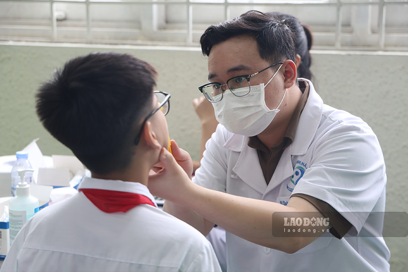 After a health check-up, many students were found to have problems with their eyes and teeth. Photo: Duong Anh