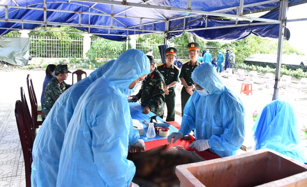 Steering Committee 515 of An Giang province, Provincial Military Command established 1 more team to take DNA samples of martyrs' remains. Photo: Phuong Vu/An Giang Military Command
