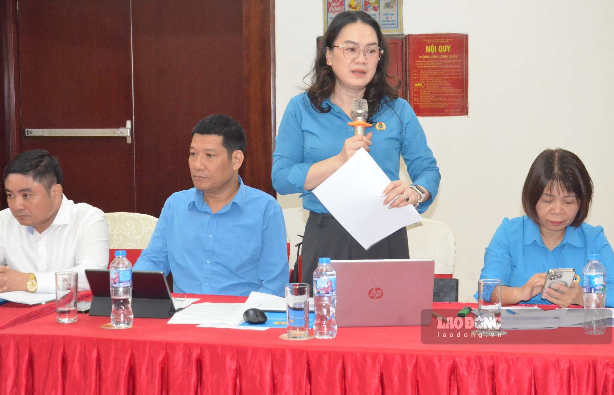 bà Hoàng Thị Hồng Phấn - Phó Chủ tịch LĐLĐ tỉnh Quảng Ninh đóng ý kiến vào dự thảo. Ảnh: Nguyễn Trường