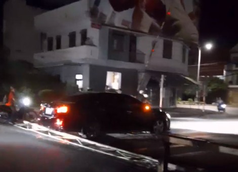 Functional agencies have fined the driver of the car that damaged the railway barrier in Tuy Hoa ward, Dak Lak province. Photo: Dak Lak Police provided