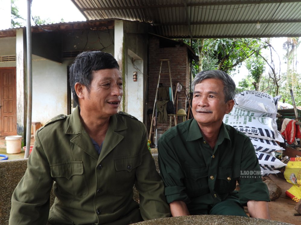 Ông Chung Văn Cao kể về việc giúp người dân trên địa bàn vượt khó. Ảnh: Lê Duyên
