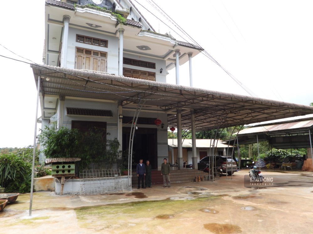 Ông Chung Văn Cao có cơ ngơi lớn nhất trong thôn, được nhiều bà con tin tưởng quý mến. Ảnh: Lê Duyên