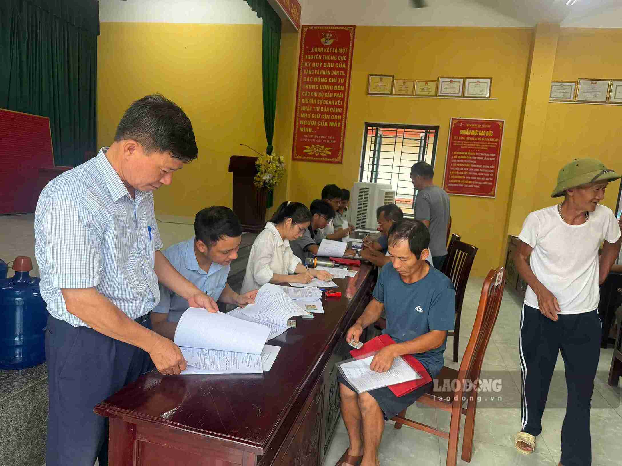 Người dân thực hiện các thủ tục nhận tiền bồi thường, hỗ trợ theo phương án được phê duyệt.