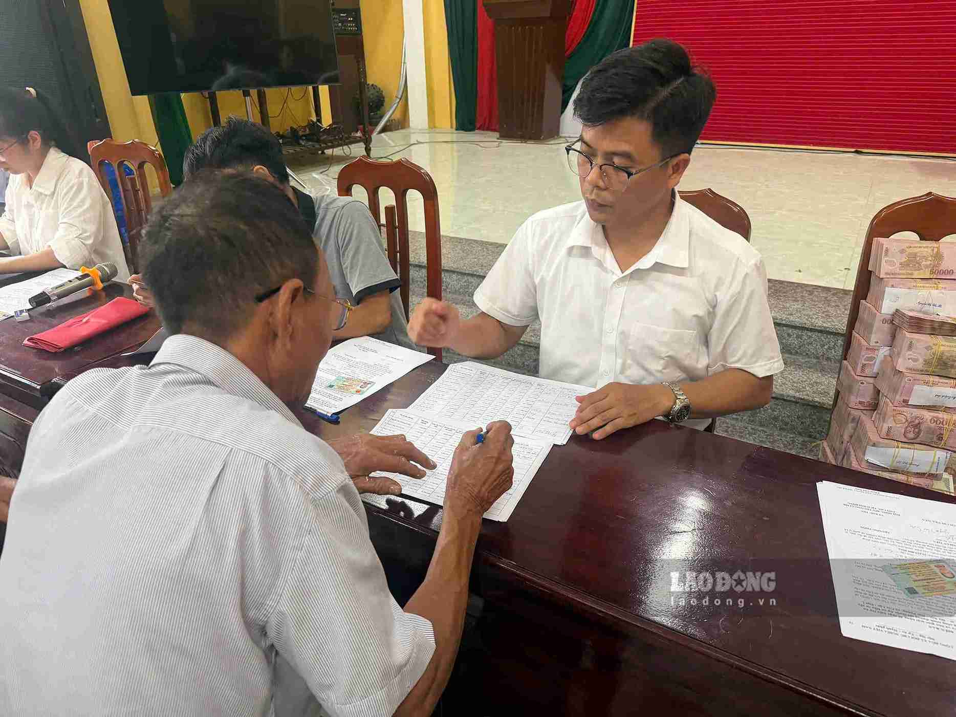 Payment work is being implemented by Gia Loc commune after the compensation and support plans are approved. Photo: Mai Huong