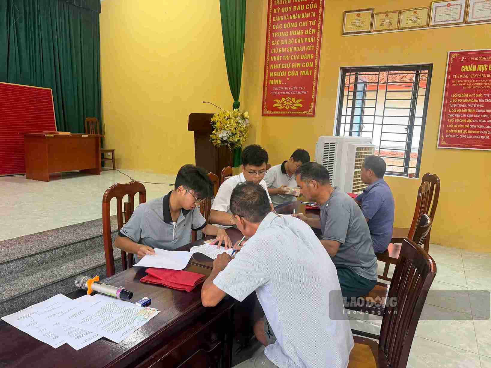 Người dân thôn Gia Khánh nhận tiền bồi thường, hỗ trợ giải phóng mặt bằng dự án đường sắt Lào Cai - Hà Nội - Hải Phòng. Ảnh: Mai Hương