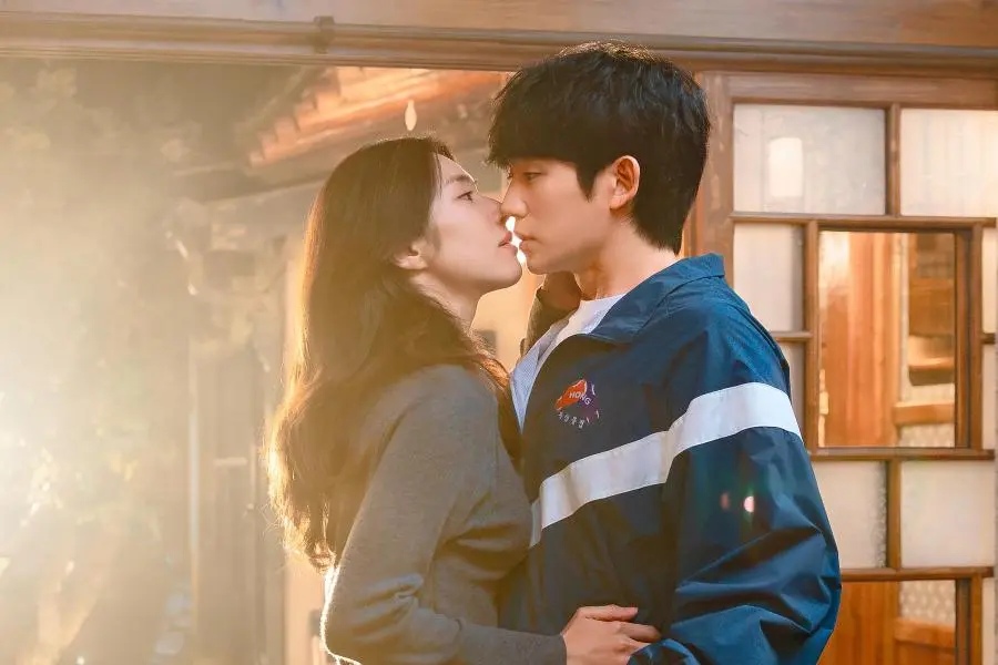 Jung Hae In and Ha Young in the movie. Photo: Netflix