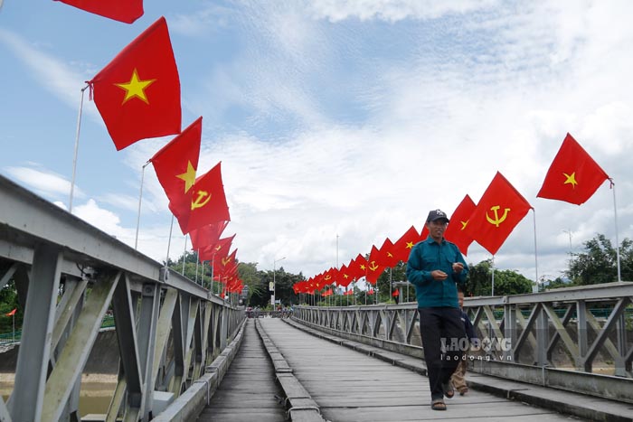Cờ Tổ quốc rực đỏ tại cầu Mường Thanh. Ảnh: Quang Đạt