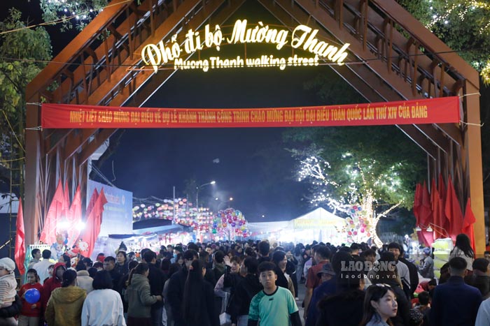 Cuối tuần, hàng nghìn người dân và du khách đổ về trải nghiệm phố đi bộ Mường Thanh. Ảnh: Quang Đạt