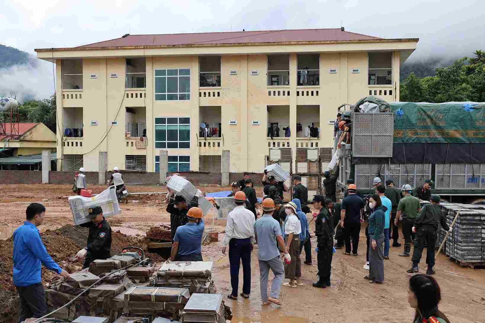 In case of natural disasters, the school year period should not be extended for more than 2 weeks. Photo: Lai Chau Police