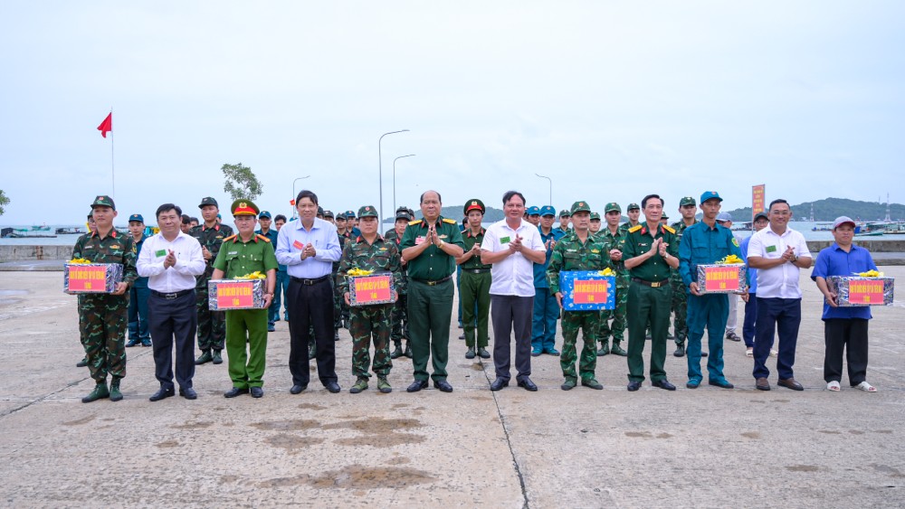 Ban Tổ chức trao quà động viên các lực lượng hoàn thành tốt nhiệm vụ trong cuộc diễn tập. Ảnh