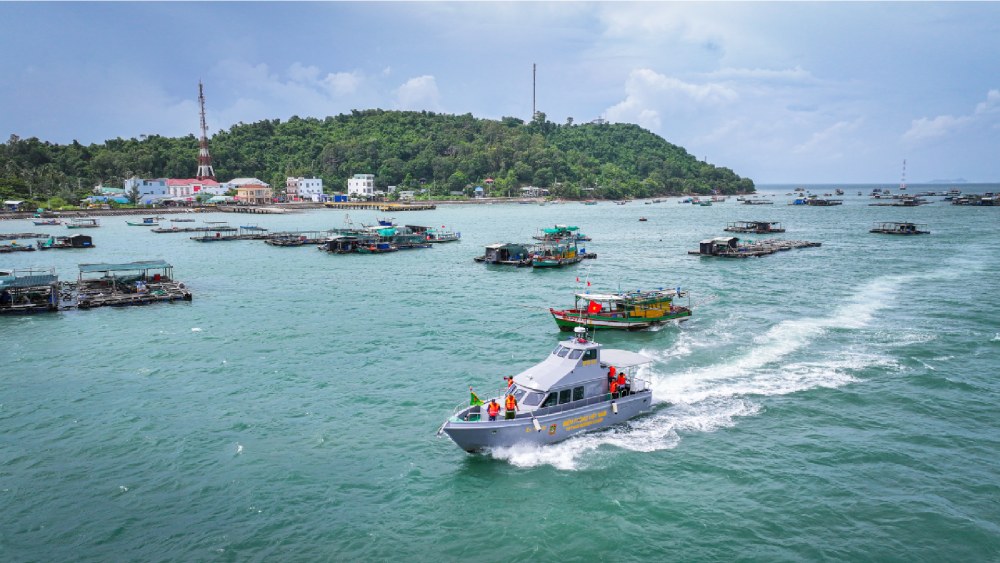 Functional forces notify, call, guide and divert ships into storm shelters during drills. Photo: Phuong Vu/An Giang Military Command