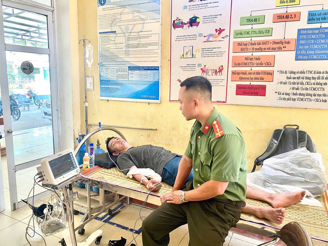 Japanese tourists are taken to the health station by functional forces after suddenly fainting while cycling. Photo: Lao Cai Provincial Police