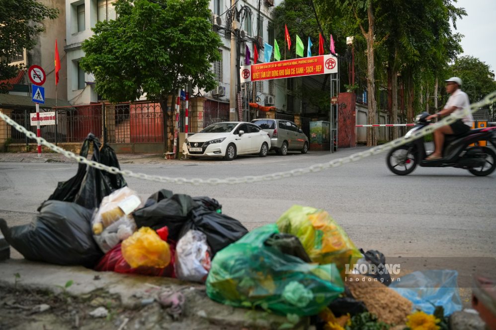 Many cases of littering against regulations in Hanoi. Photo: Song Huu