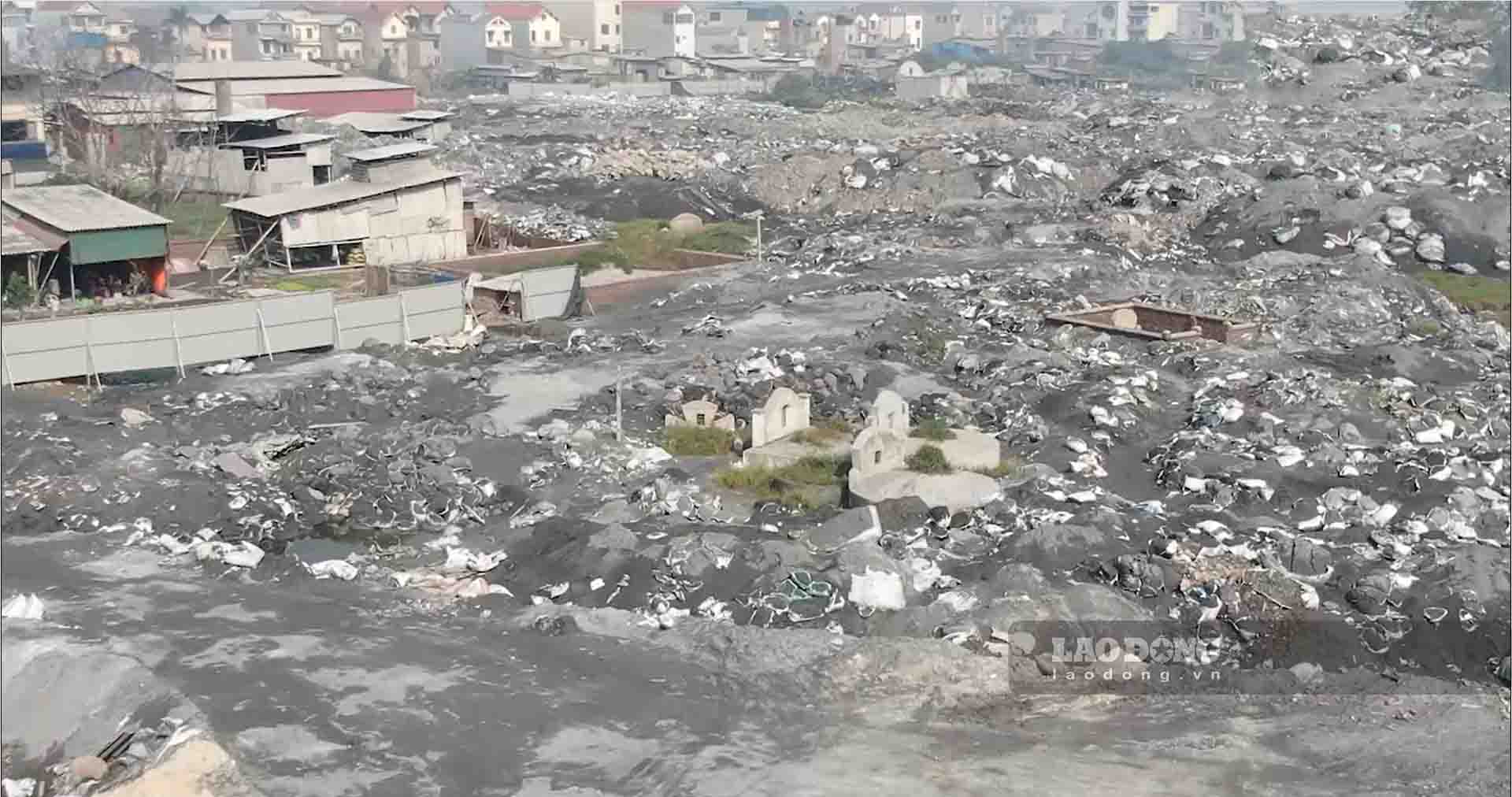 Solid waste collection area from the aluminum casting process up to hundreds of thousands of tons in Man Xa craft village (Van Mon commune, Bac Ninh province), December 2024. Photo: Van Truong
