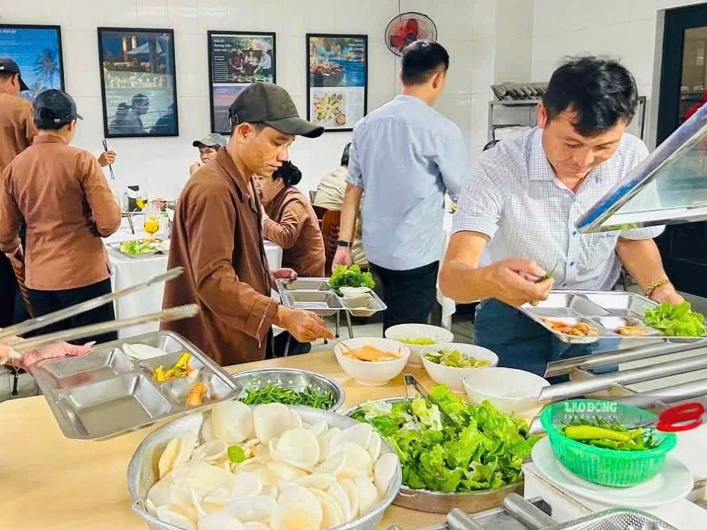 Đoàn viên, người lao động thưởng thức Bữa cơm Công đoàn. Ảnh: Duy Tuấn