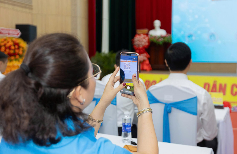 Trade union officials at enterprises under Hoa Khanh Ward Trade Union, Da Nang scan the test code for Zalo Mini App "Digital Trade Union - Digital Union Member". Photo: Hoa Khanh Trade Union