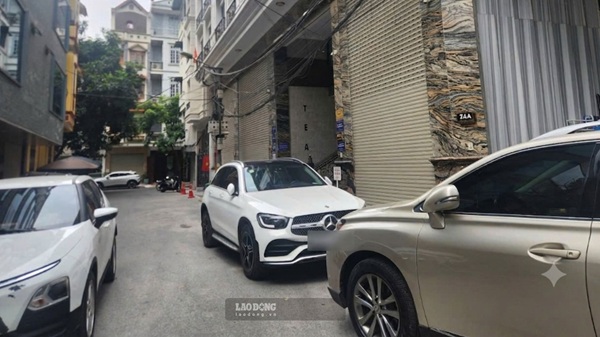 Ô tô đỗ tràn lan, cản trở giao thông tại khu tái định cư Đồng Me, phường Từ Liêm, Hà Nội. Ảnh: Minh Hạnh 