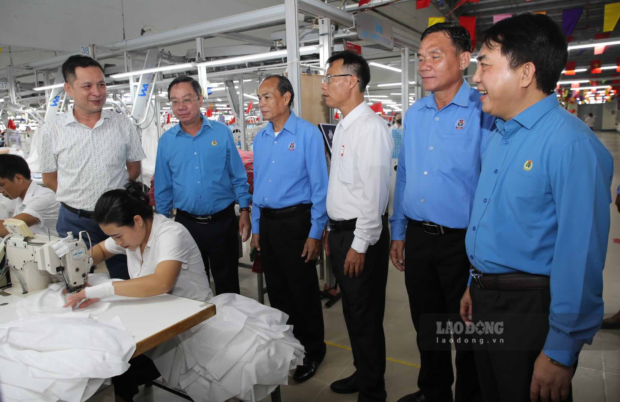 Savannakhet Trade Union and Quang Tri Provincial Labor Federation visit Ha Quang Garment Enterprise. Photo: Cong Sang