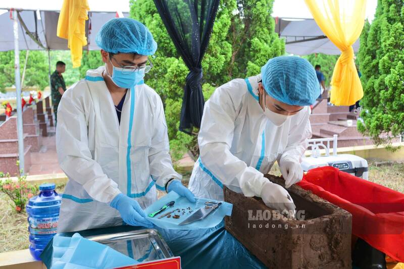 Excavation and sampling of remains of unidentified martyrs in Thai Nguyen. Photo: Viet Bac
