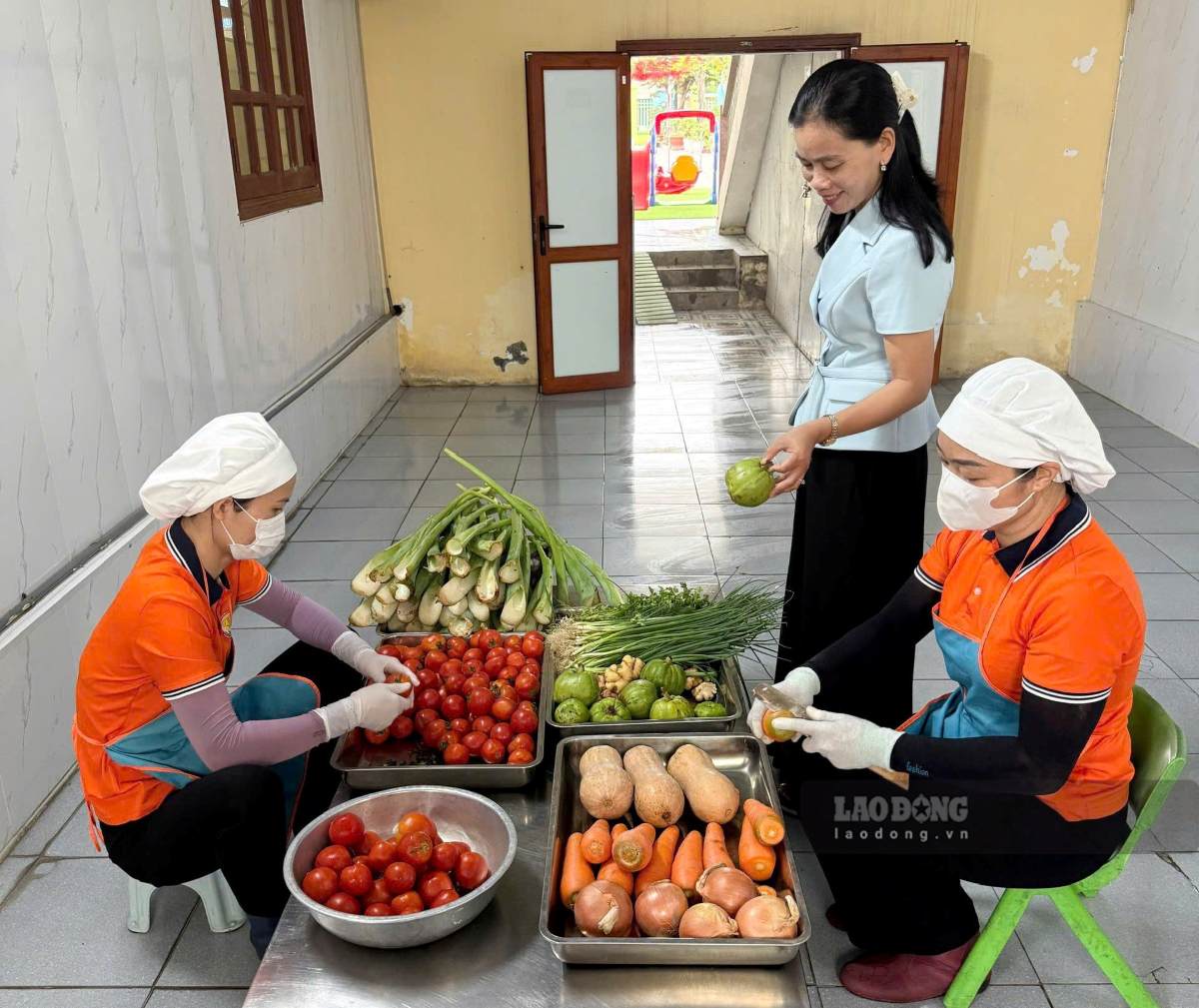 Nhà trường và phụ huynh học sinh kiểm tra chất lượng thực phẩm tại Trường Mầm non Lê Thiện, phường An Phong. Ảnh: Việt Cường