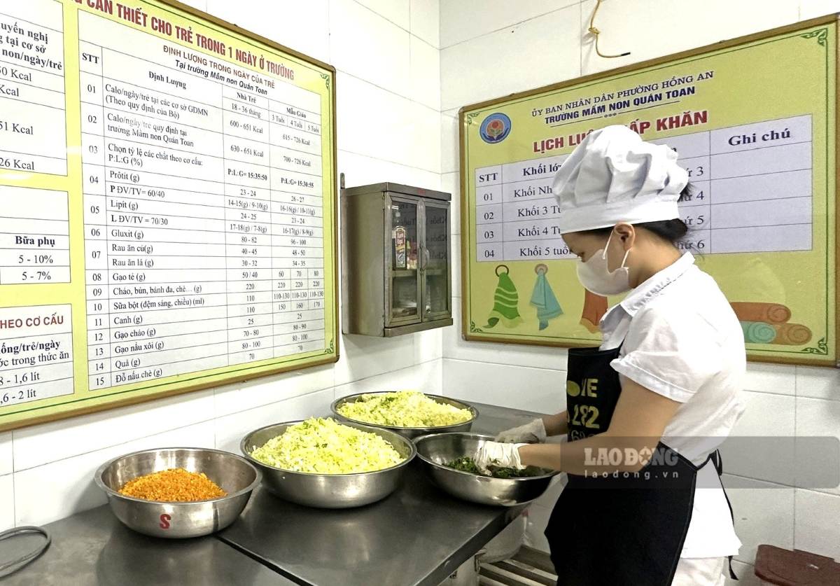 Preparation of semi-boarding meals for students at Quan Toan Kindergarten, Hong An ward, Hai Phong. Photo: Tue Nhi
