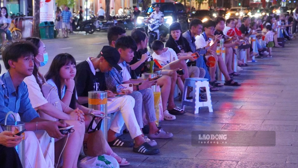 Nhiều bạn trẻ, gia đình đã đến phố đi bộ Nguyễn Huệ từ sớm để cùng theo dõi và cổ vũ đội tuyển Việt Nam. Ảnh: Thái Bảo.