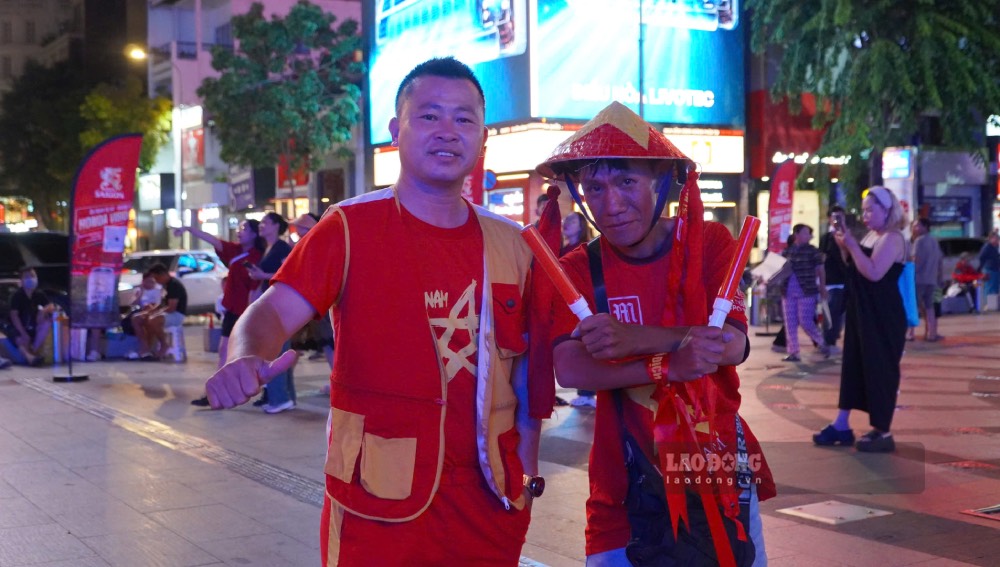 Người hâm mộ tranh thủ chụp ảnh, hòa mình vào không khí bóng đá trước trận bán kết lượt về ASEAN Cup. Ảnh: Thái Bảo.