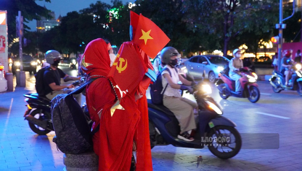 Cờ cổ vũ được bày bán, thể hiện kỳ vọng của người hâm mộ với thầy trò huấn luyện viên Kim Sang-sik. Ảnh: Thái Bảo.
