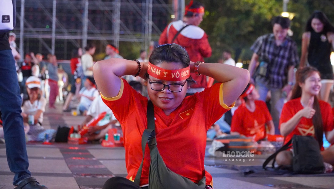 Người hâm mộ tại TPHCM kỳ vọng tuyển Việt Nam bảo vệ lợi thế 2-0 trước Malaysia để giành quyền vào chung kết. Ảnh: Thái Bảo.