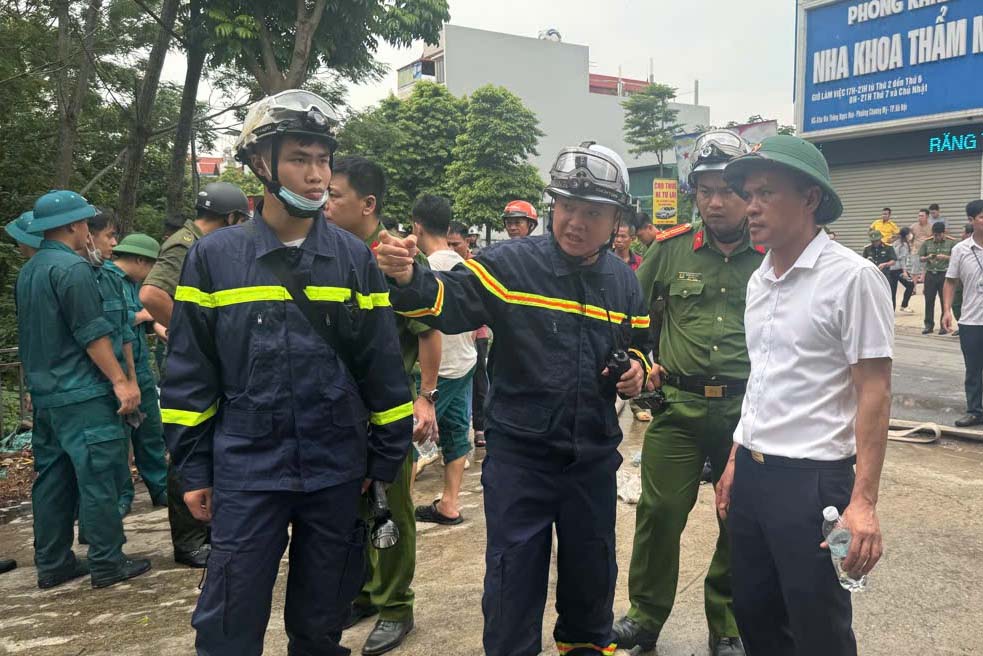 Thượng tá Nguyễn Lê Cường - Phó trưởng Phòng Cảnh sát PCCC&CNCH chỉ đạo công tác chữa cháy, cứu nạn, cứu hộ. Ảnh: Công an TP Hà Nội   