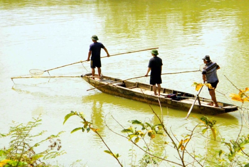 Fishing with electric shock tools is destructive and exterminatory. Photo: VNA