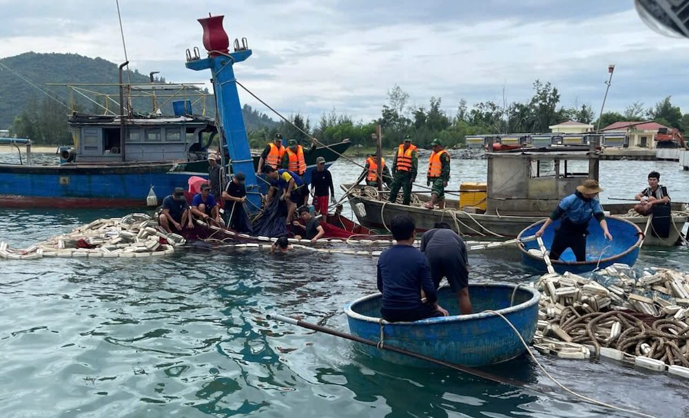 Functional forces rescue fishing boat in distress. Photo: Hue City Border Guard