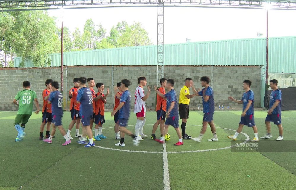 Workers and laborers in Ham Liem commune cluster (Lam Dong province) compete in the 5-a-side men's football tournament. Photo: Duy Tuan