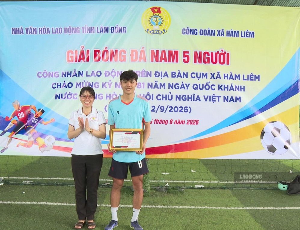 Chủ tịch Công đoàn xã Hàm Liêm trao thưởng cho cá nhân xuất sắc trong giải đấu. Ảnh: Duy Tuấn