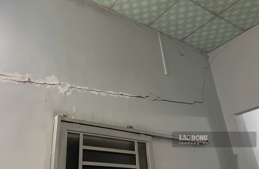 Tường nhà dân xuất hiện nhiều vết nứt do bị ngập thường xuyên. Ảnh: Phúc Khánh