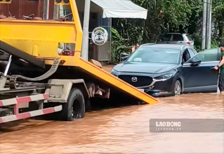 Xe bán tải bị chết máy khi lưu thông qua đoạn ngập sâu. Ảnh: Phúc Khánh