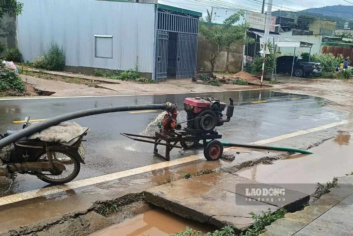 Máy bơm được sử dụng để chống ngập nhưng bất thành. Ảnh: Phúc Khánh