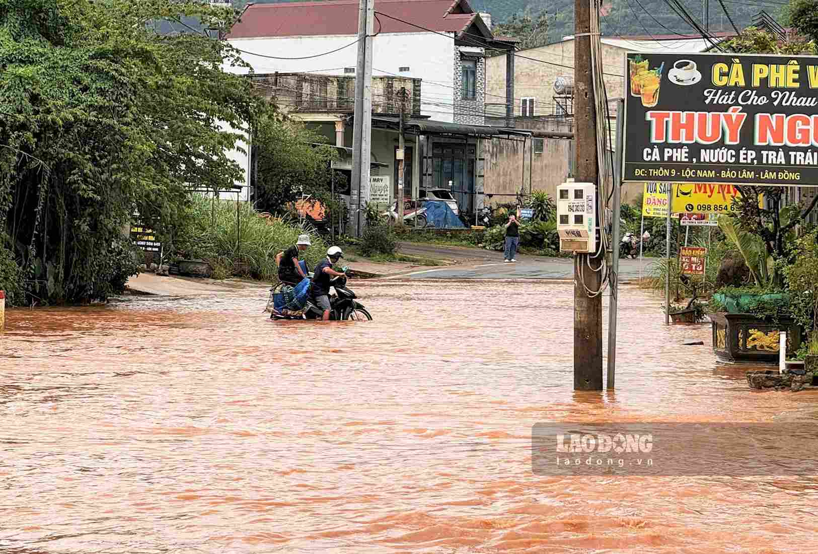 Xe máy lưu thông qua đoạn ngập sâu bị chết máy. Ảnh: Phúc Khánh