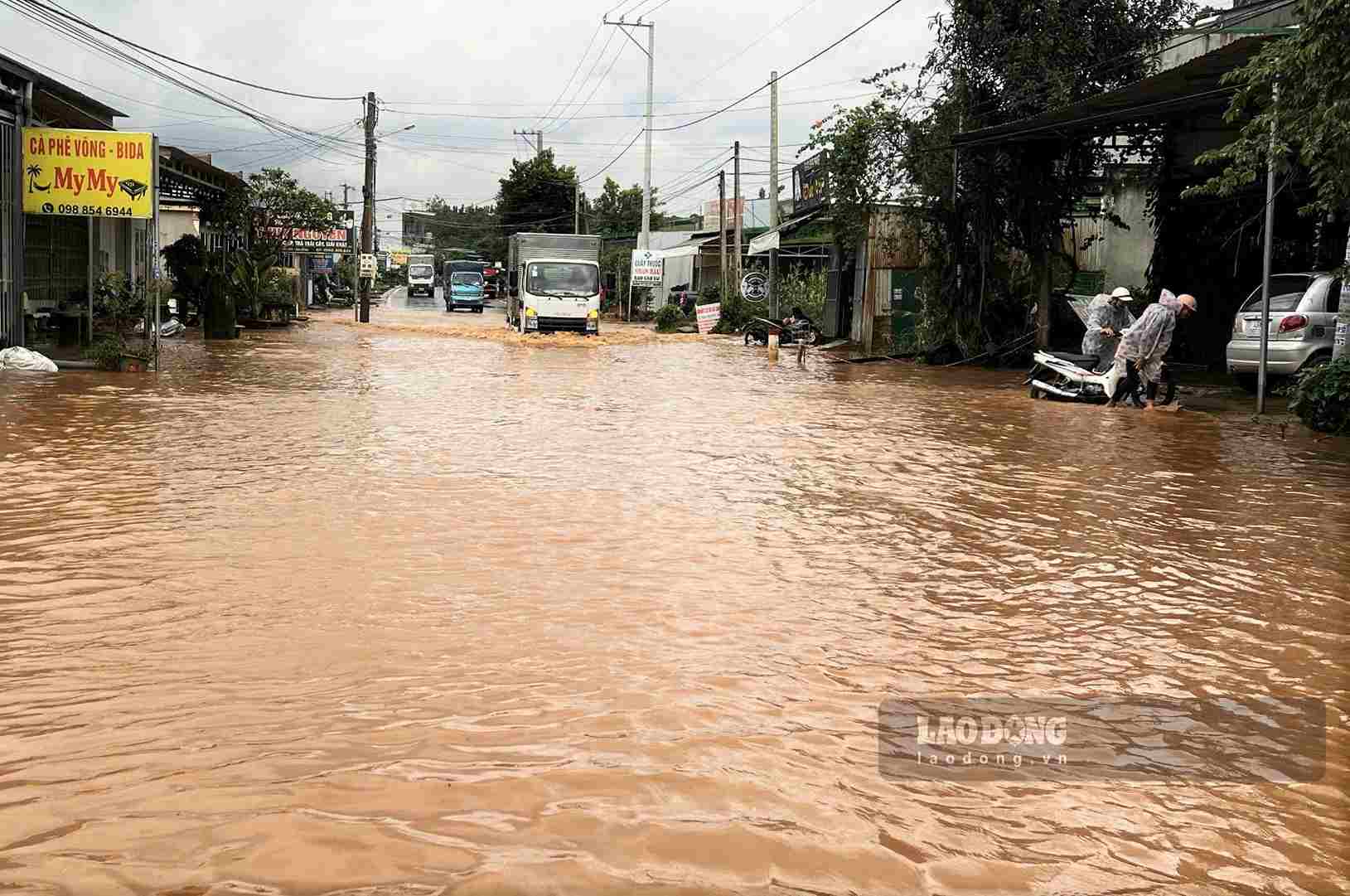 National Highway 55 is deeply flooded for many days due to prolonged heavy rain. Photo: Phuc Khanh
