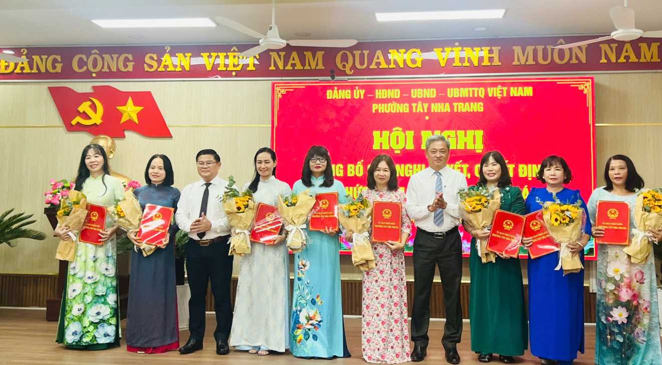 Lãnh đạo phường Tây Nha Trang trao quyết định, tặng hoa chúc mừng hiệu trưởng và các phó hiệu trưởng trường mới thành lập. Ảnh: Chính An