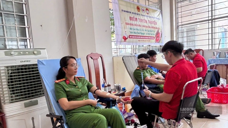 The festival in Ben Tre ward received 135 units of blood, contributing to supplementing blood sources for patients. Photo: Hoang Loc