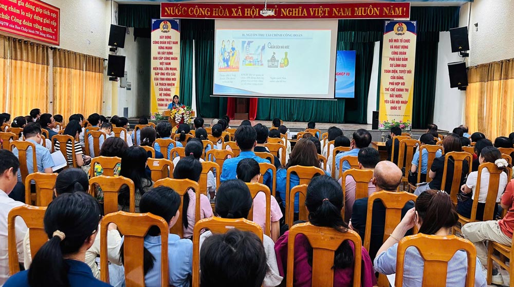 Da Nang City Labor Federation organizes a meeting and training for grassroots trade union officials in industrial parks. Photo: Da Nang Trade Union